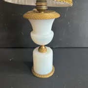 Lampe XIXe en opaline blanche et métal doré