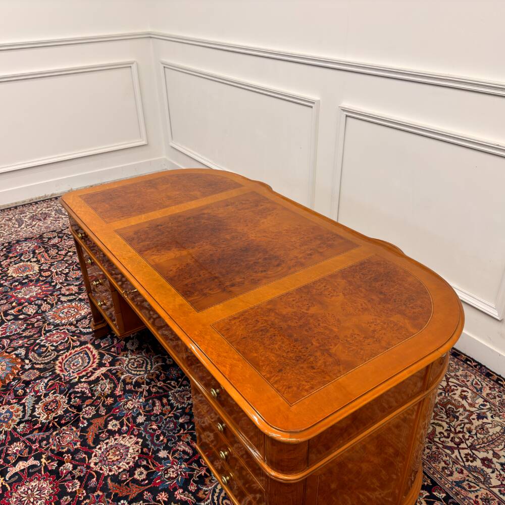 Bureau antique classique italien avec panneau arrière