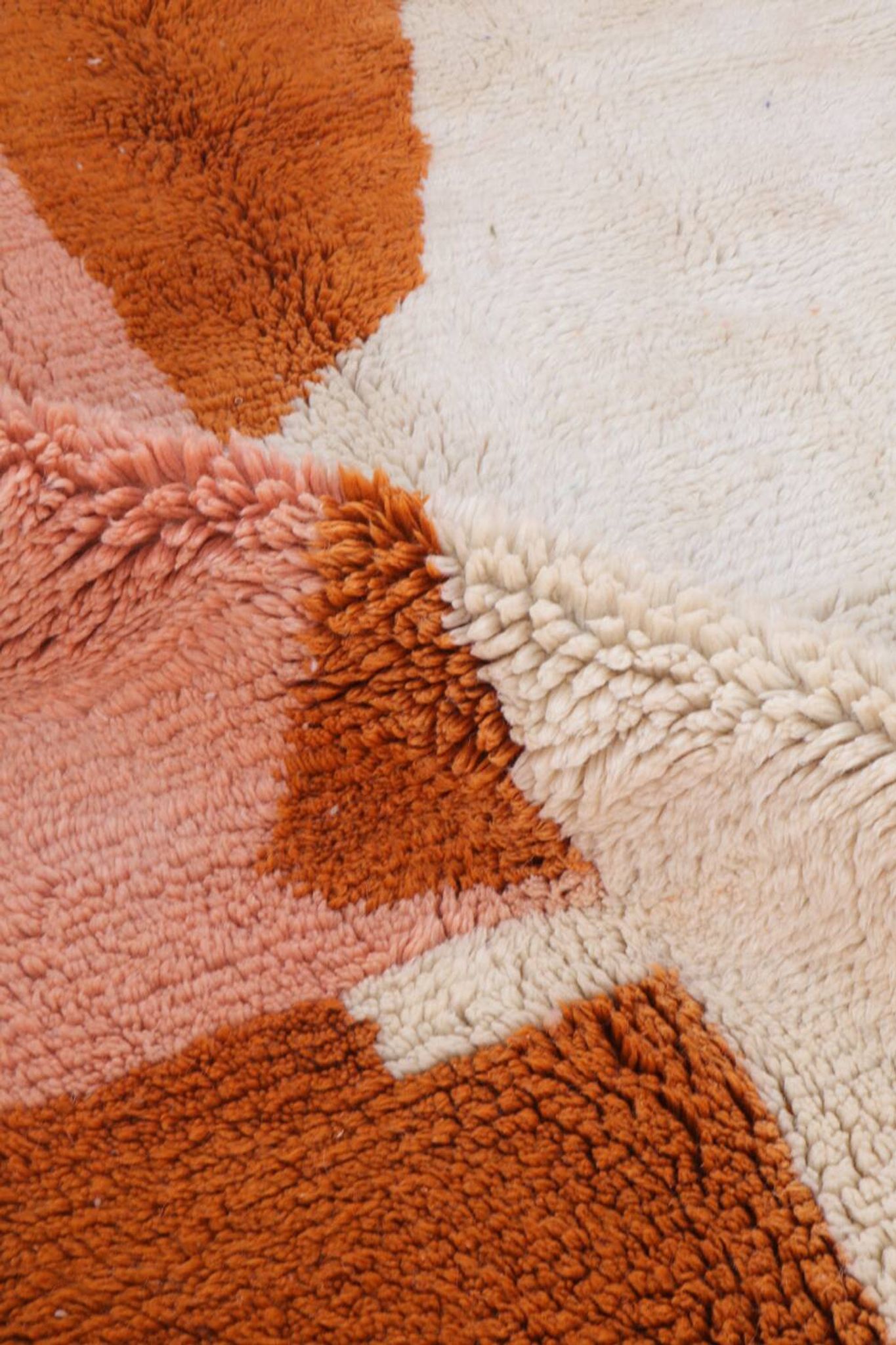 Tapis berbère Azilal terracotta et pêche moderne