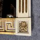 D'après Versace : miroir style Consulat en bois laqué et doré