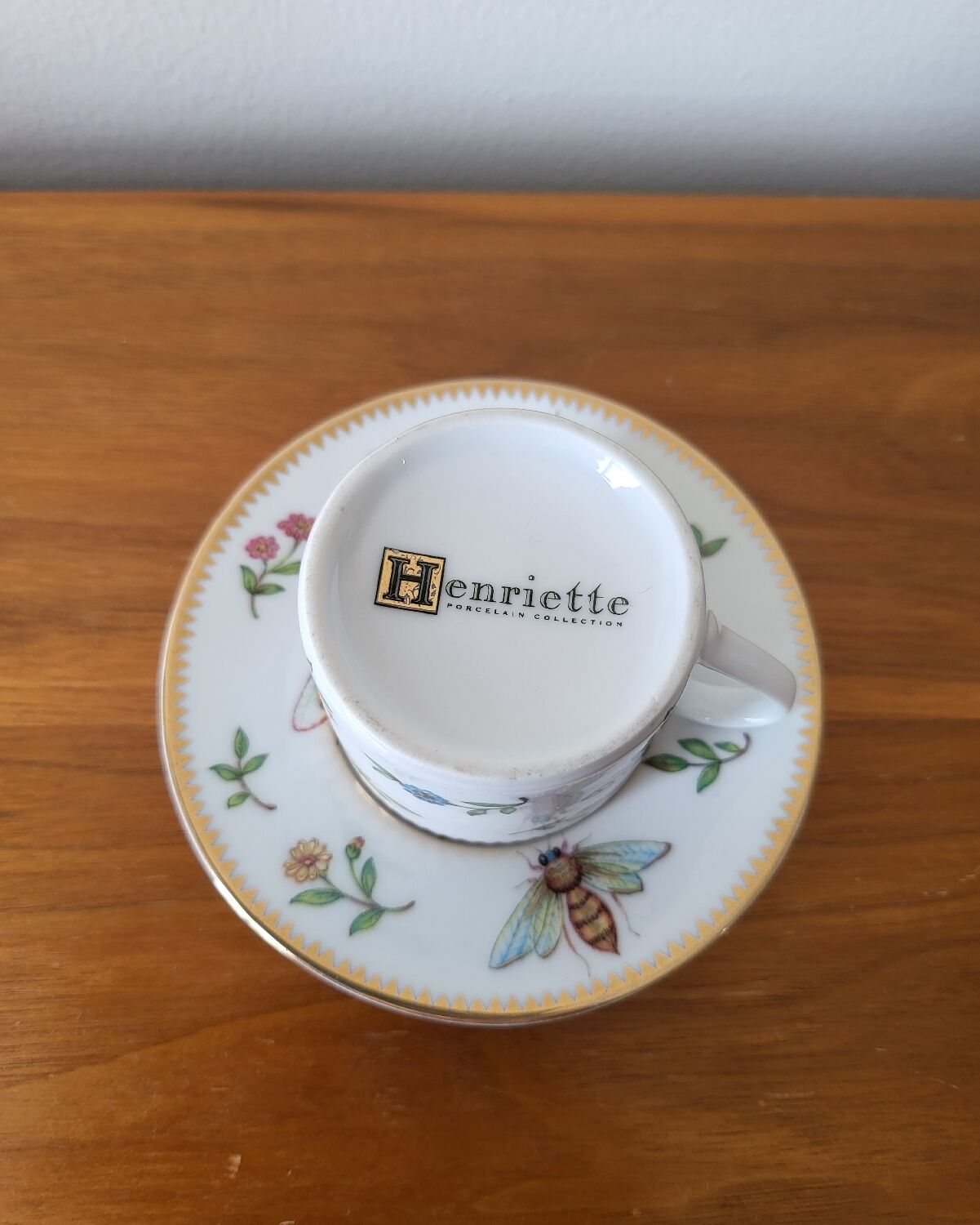 Cup and saucer in porcelain Henriette Bee pattern