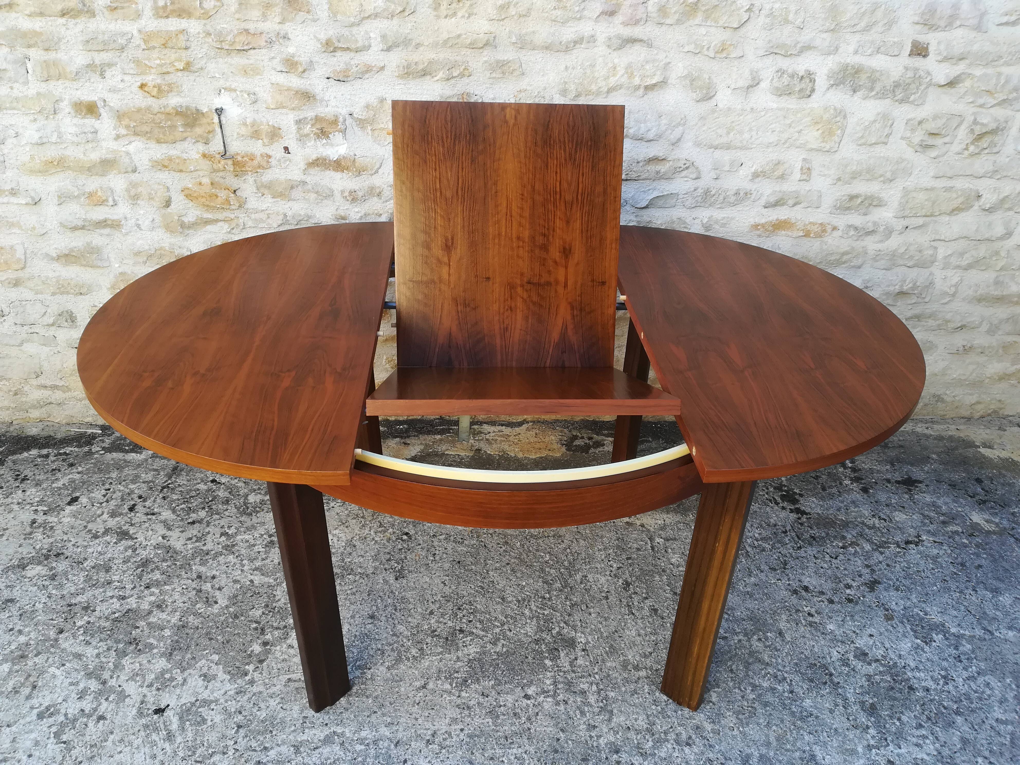 Round table with an extension