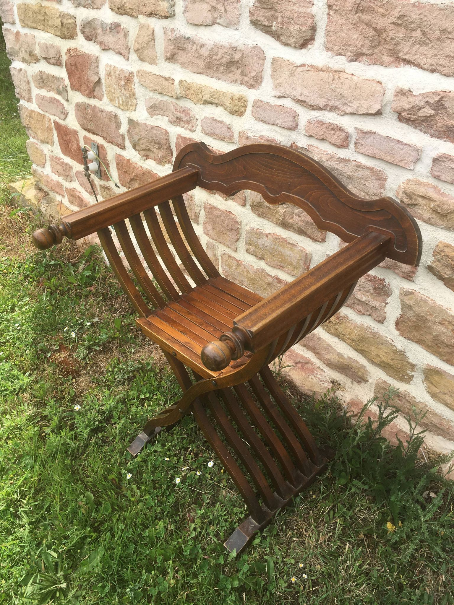 Fauteuil Dagobert ou curule pliant en noyer