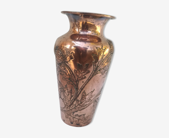 Vase en cuivre repoussé a decor de chardons