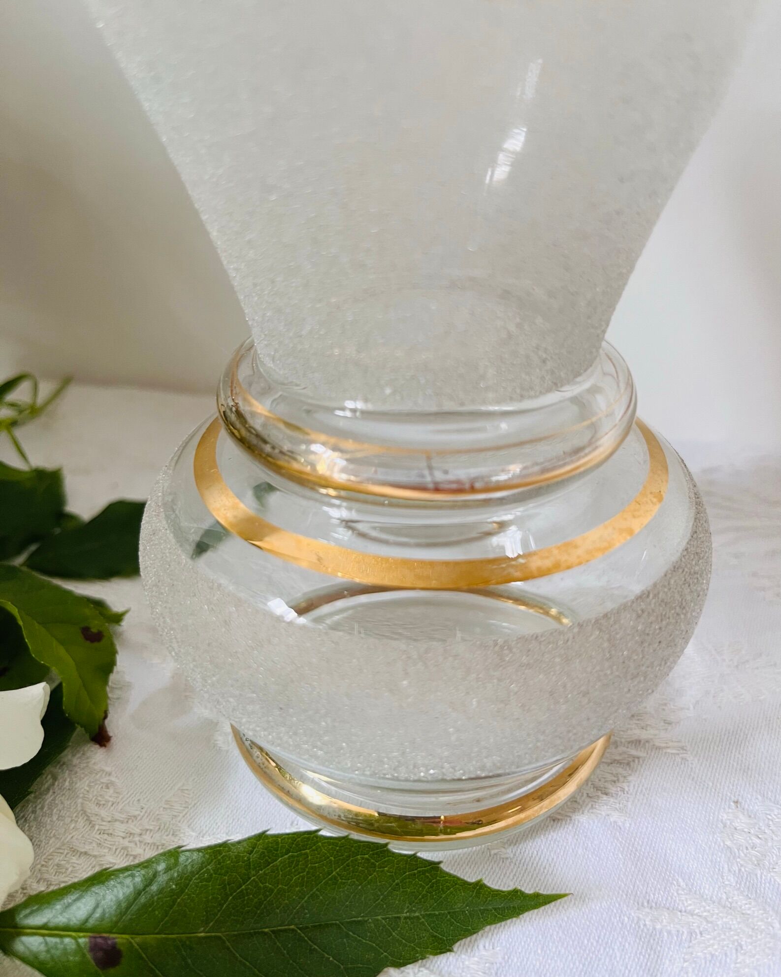 Vase en verre granité blanc, liseré doré, années 50