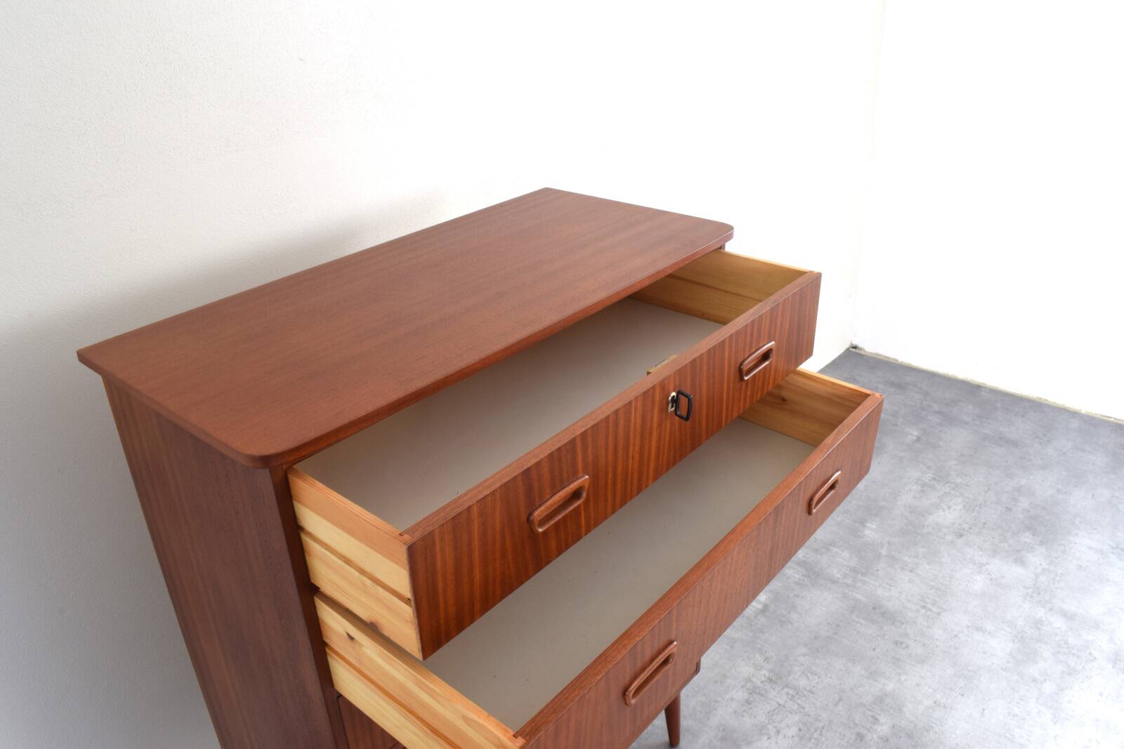 Commode en teck danois des années 1960.