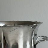 Seau à champagne en métal argenté, poignées intégrées, design classique.