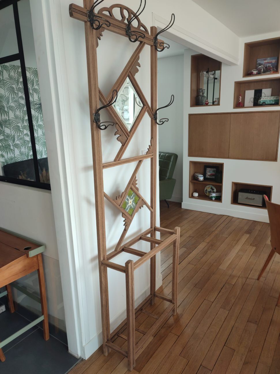Coat-of-the-table wardrobe