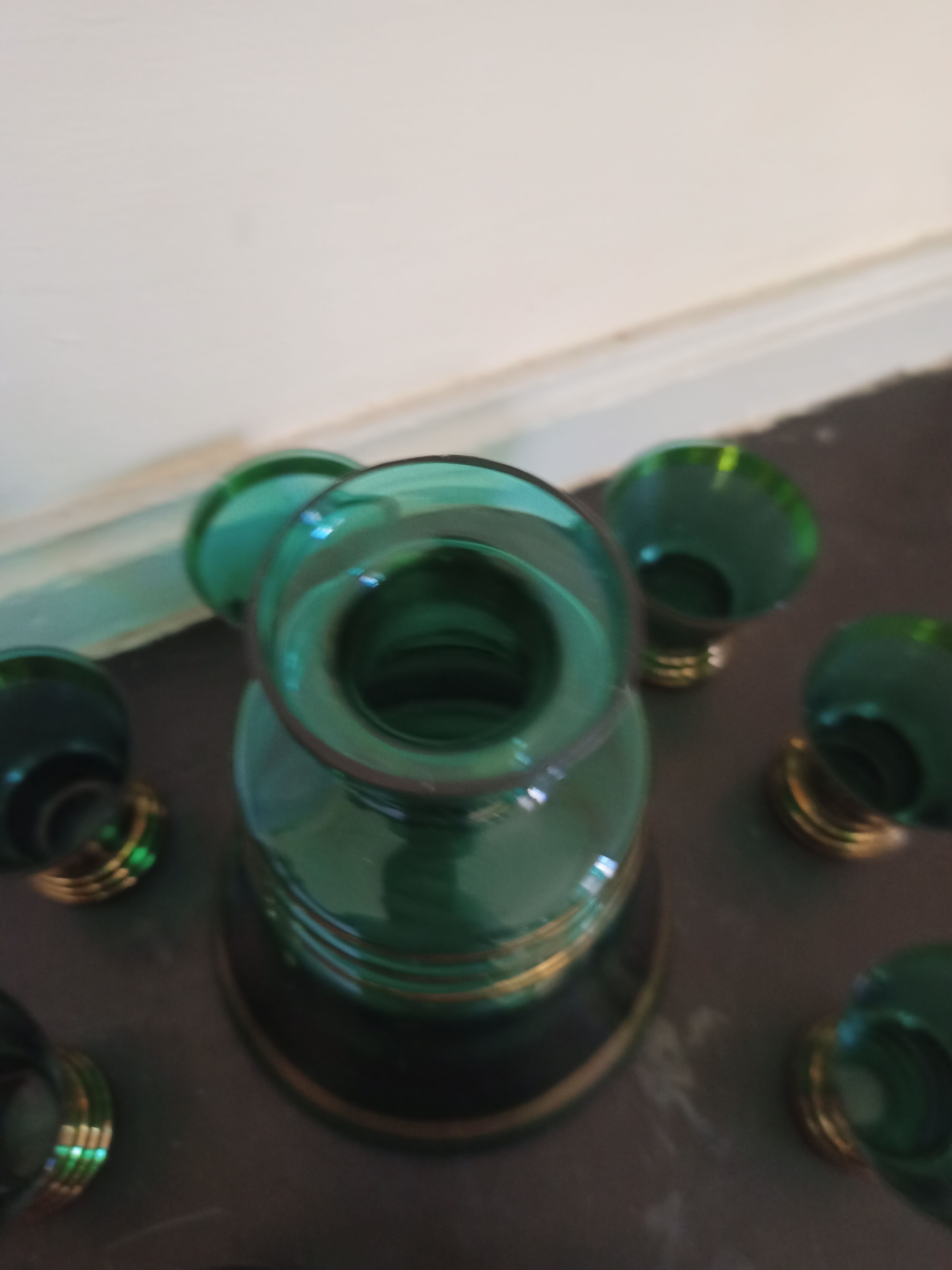Carafe et verres à liqueur vert et doré verre ancien