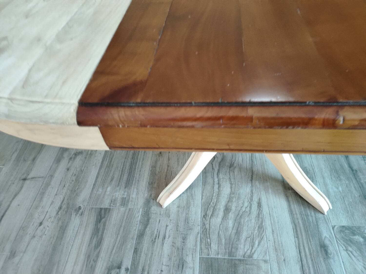 Round table with central leg