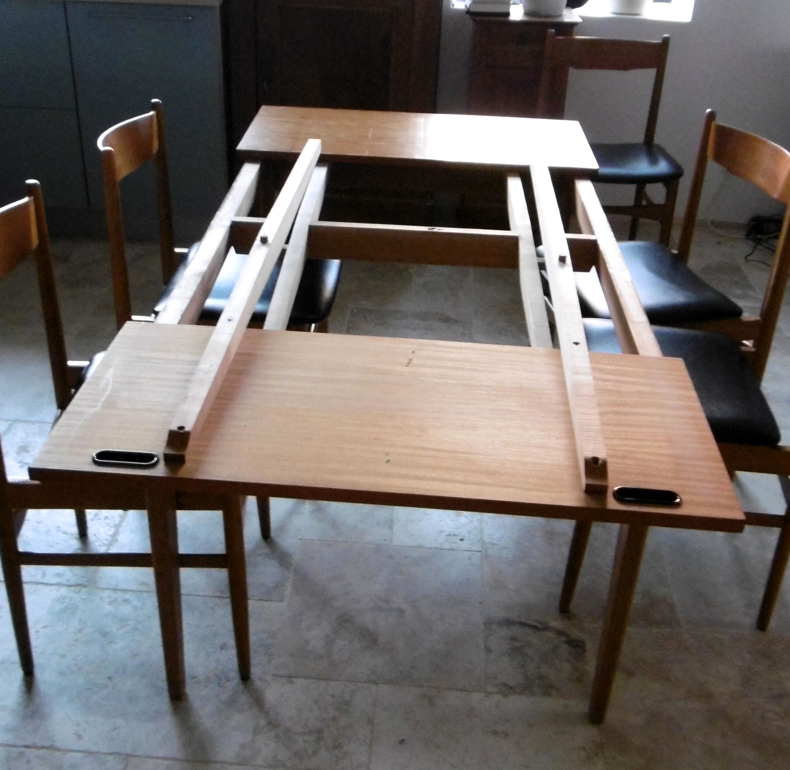 Table avec deux allonges et ses 6 chaises scandinave en teck des années 1970