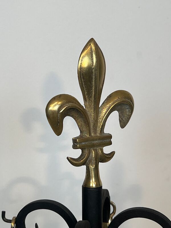 Nécessaire de feu de style néoclassique en métal laqué noir et laiton aux fleurs de lys