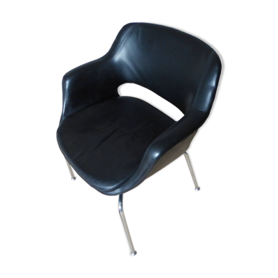 Fauteuil à accooudoirs en cuir noir et métal chromé