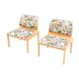 A set of two vintage lounge seats