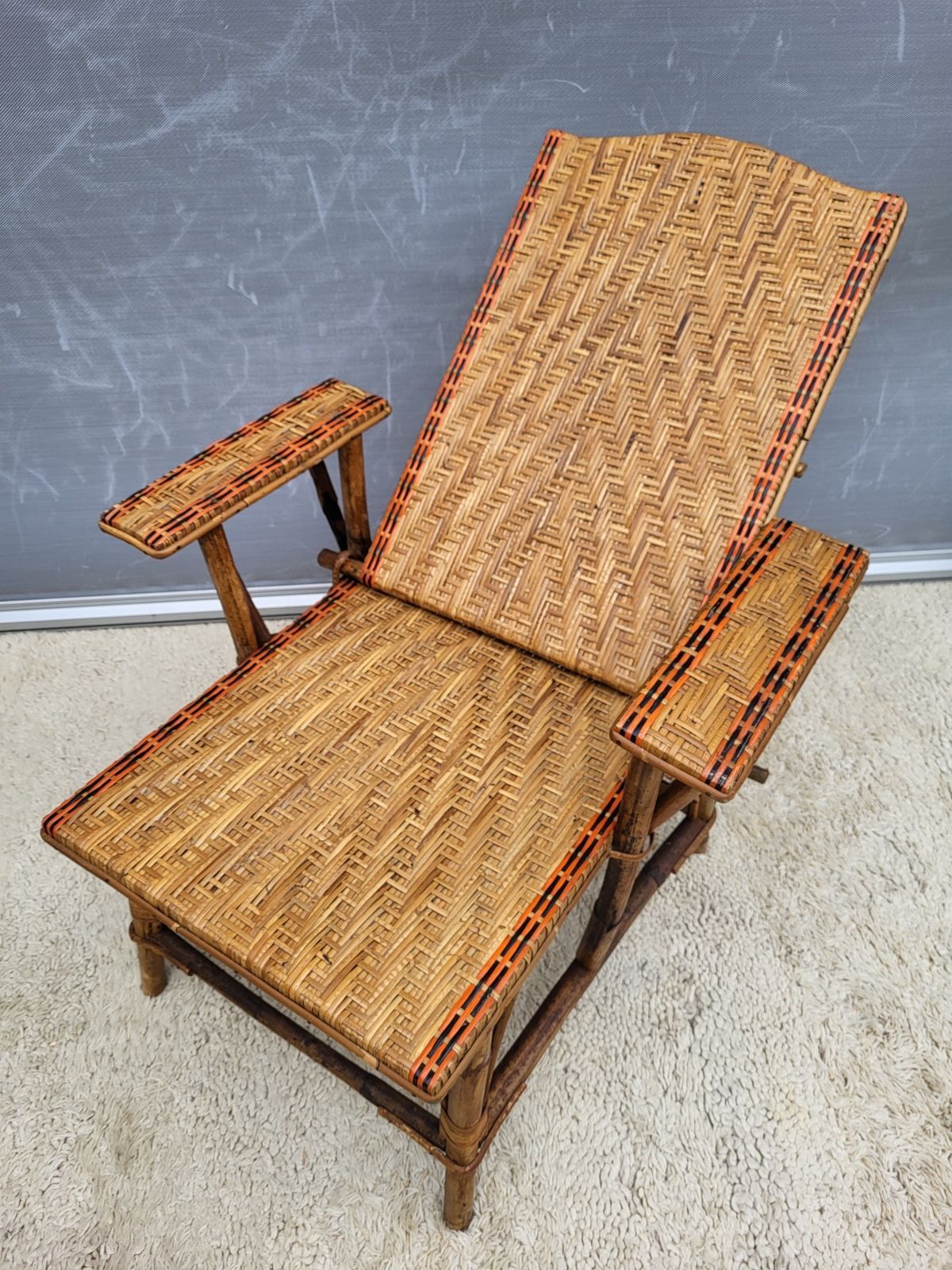 Riviera chaise longue • Art Deco • red and black rattan