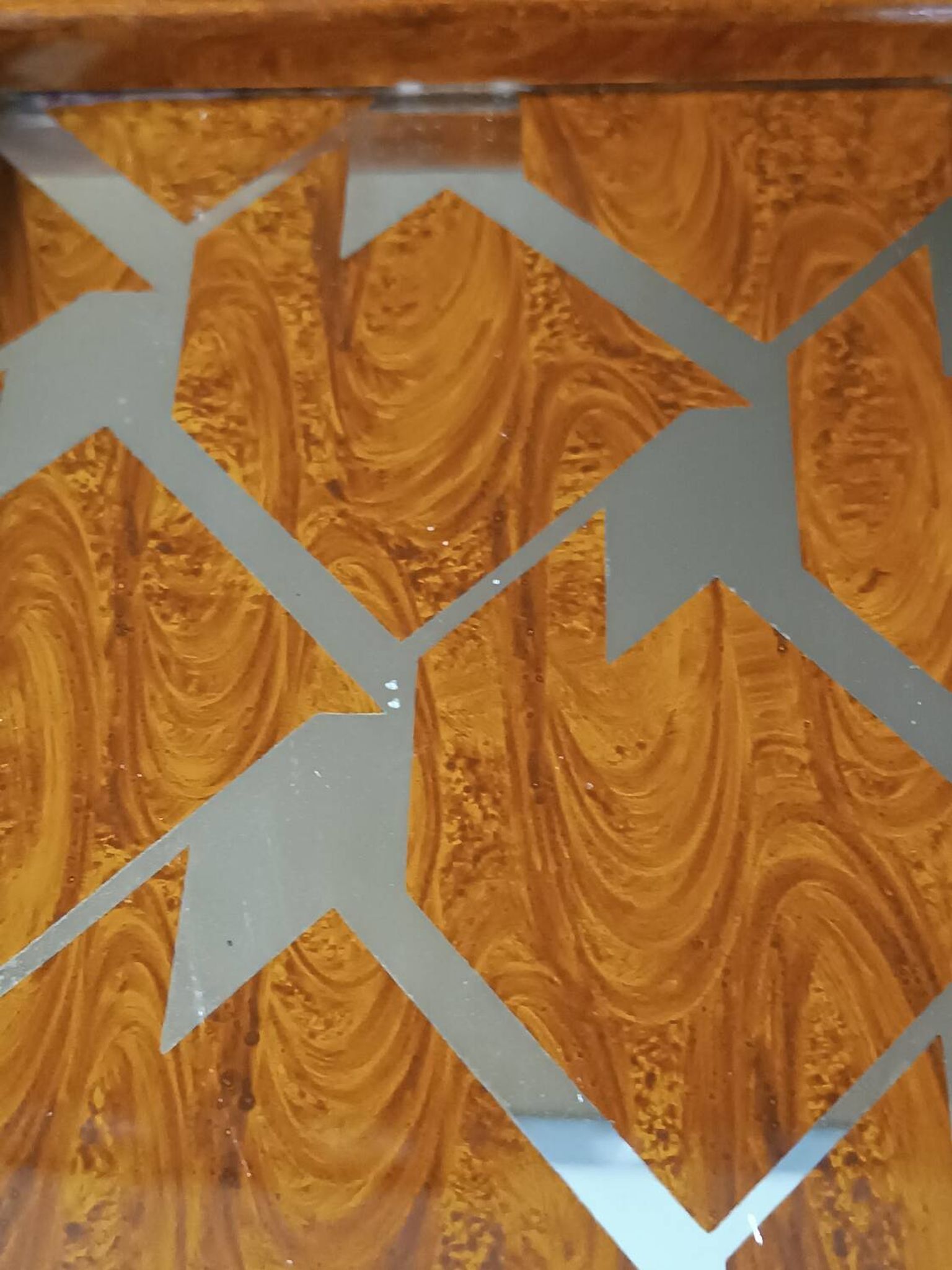 Deux plateaux en bois et verre