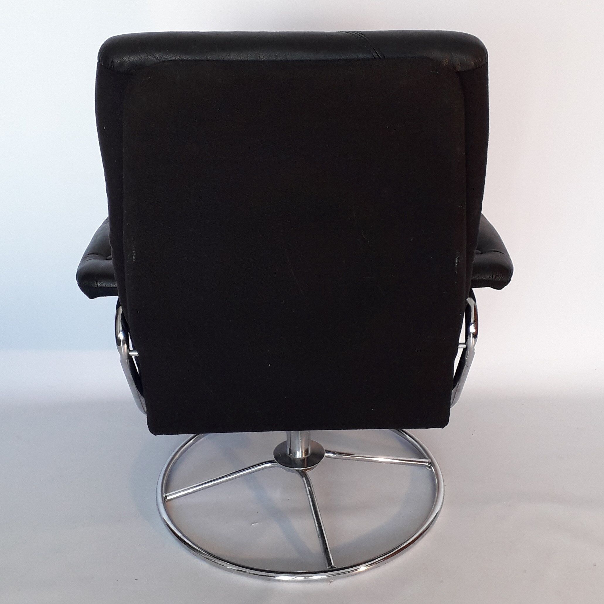 Scandinavian armchair in swivel leather