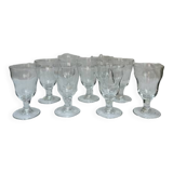 9 verres à pied transparents