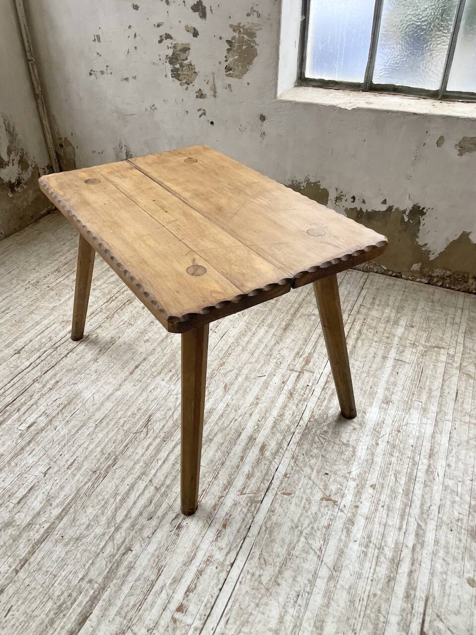 Table brutaliste savoyarde en chêne