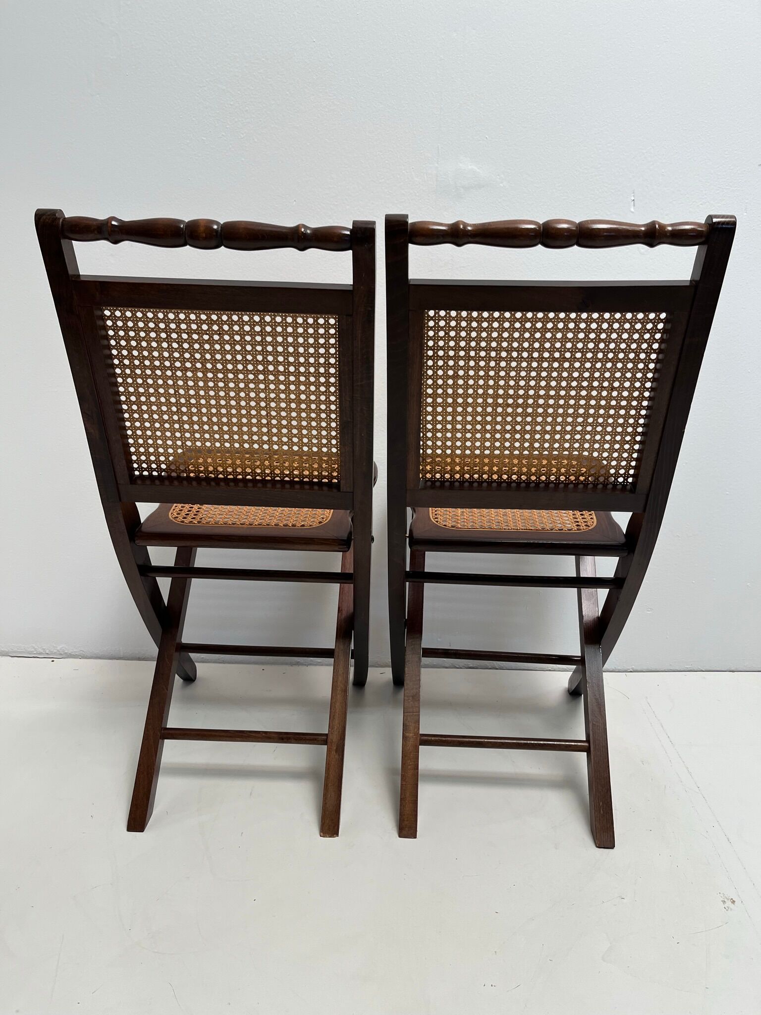 2 vintage folding chairs in wood and canning, 60s