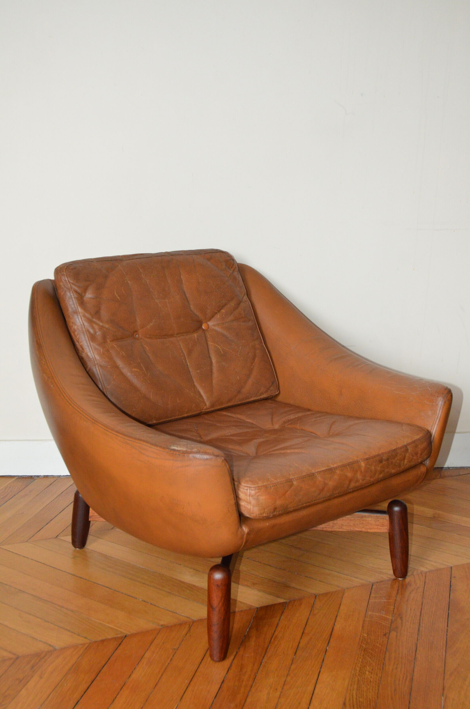 Scandinavian armchair in camel patinated leather