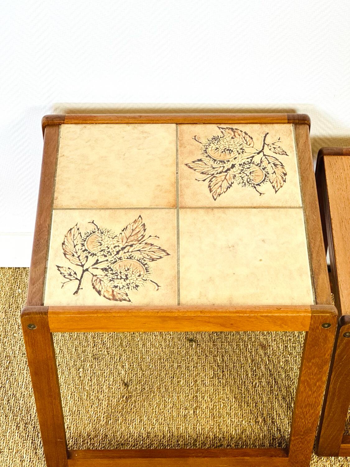 Nest of coffee tables in teak and ceramic