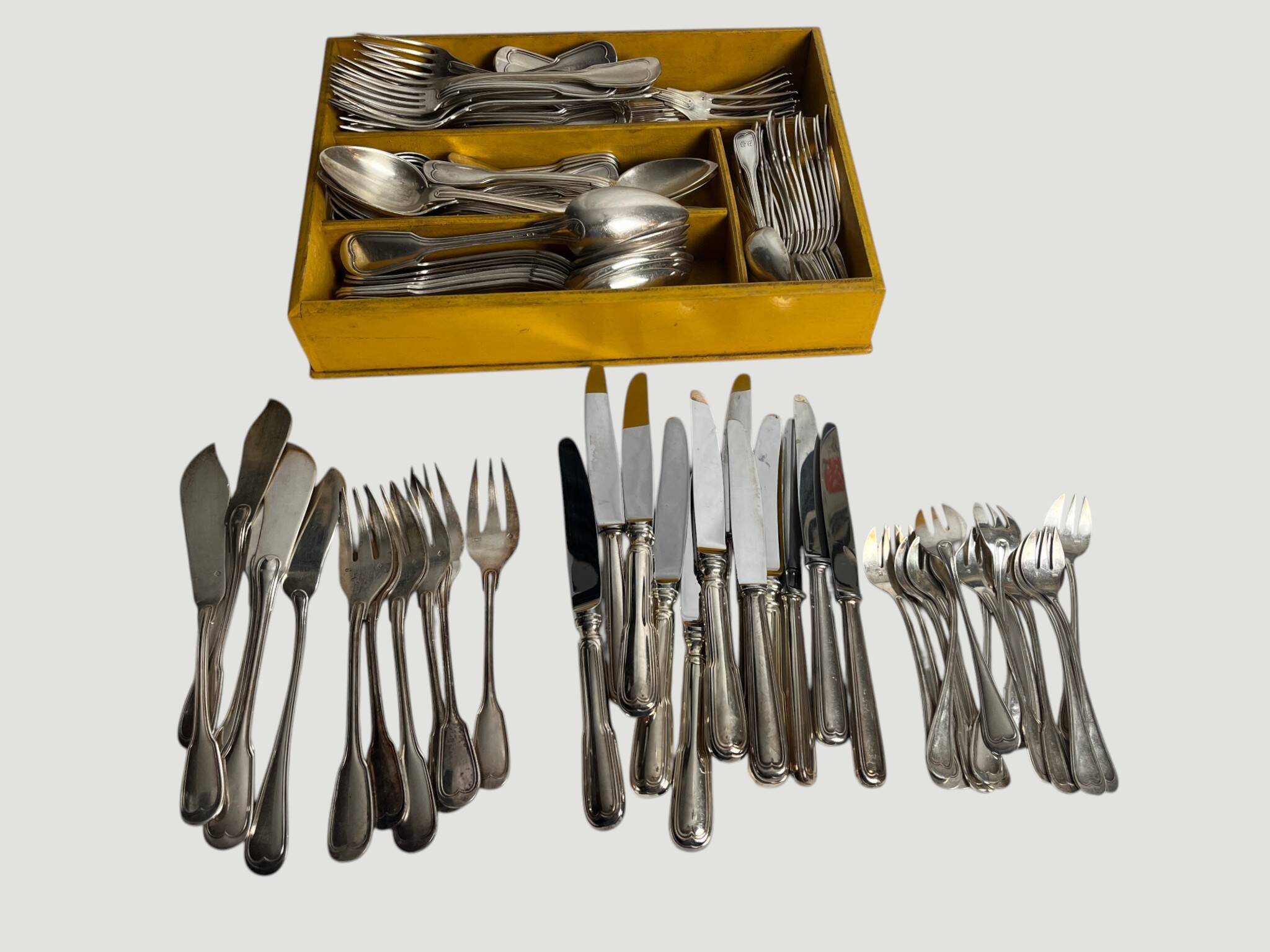 Important lot of 118 pieces of silver-plated metal cutlery by Ercuis, Christofle 20th century.