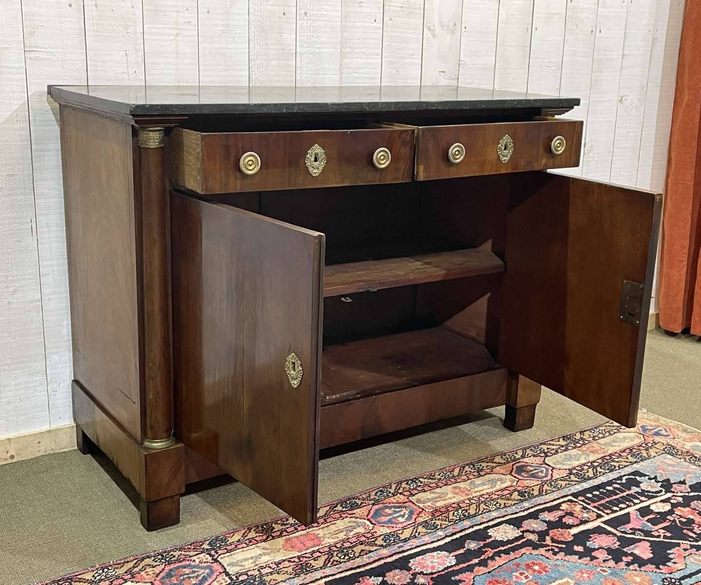 Buffet Empire début XIXème en acajou et dessus marbre noir