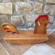 Poule à bascule en bois