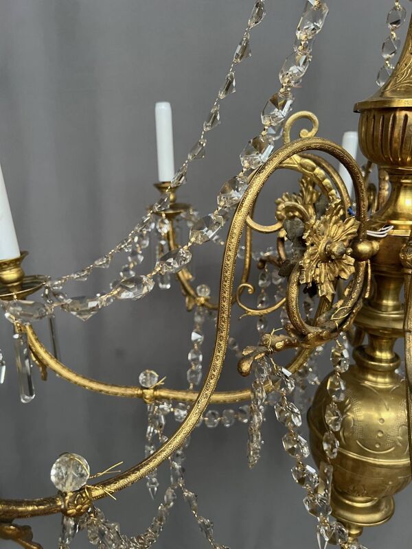 Grand lustre de style rococo. Bronze, cuivre et cristal massif. Nouvelle installation électrique.