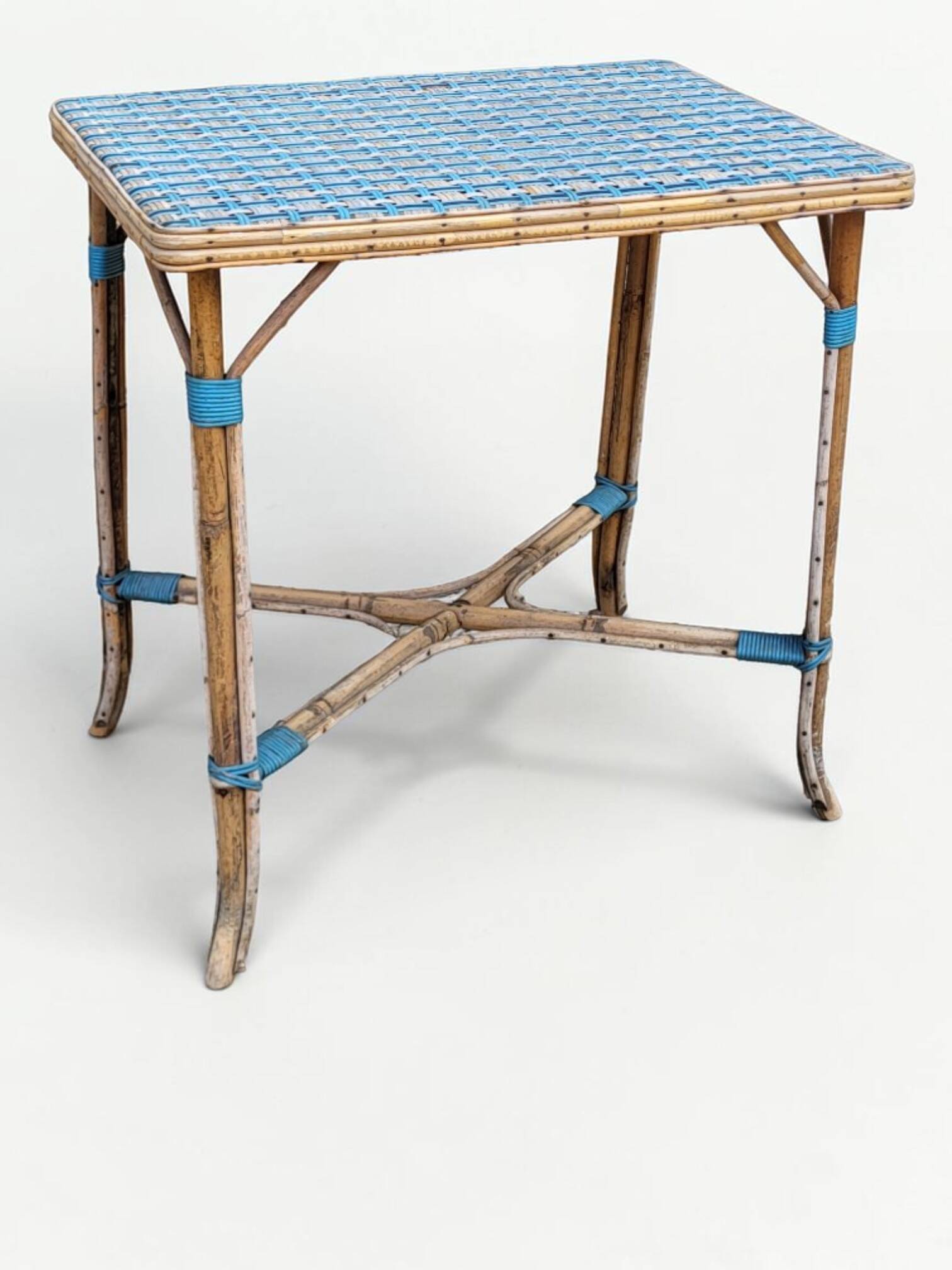 Table en rotin tressée, milieu XXème