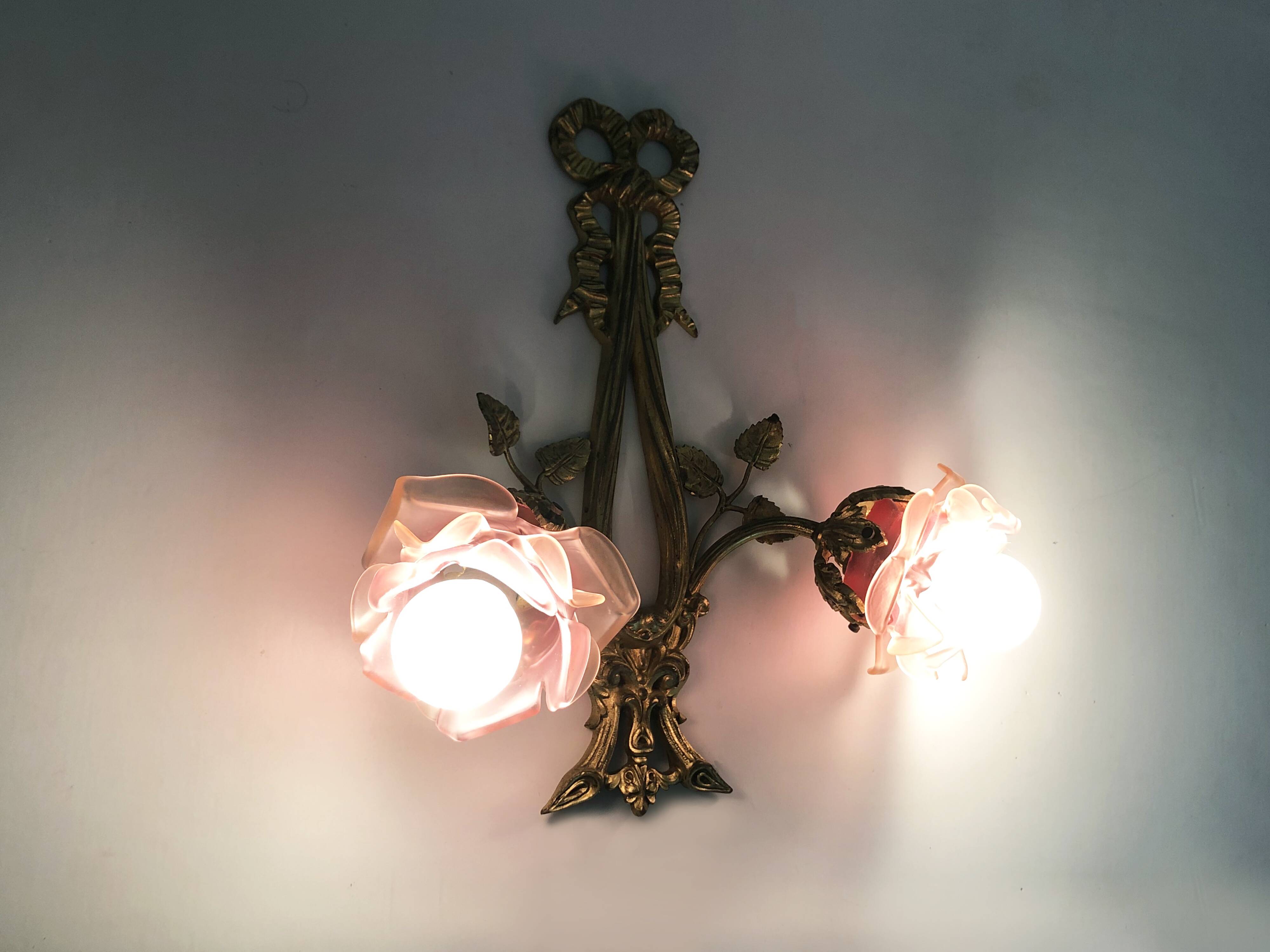 Paire d'Appliques murales en bronze à décor de noeuds à 2 bras à tulipe mauve Signées DP. Années 40