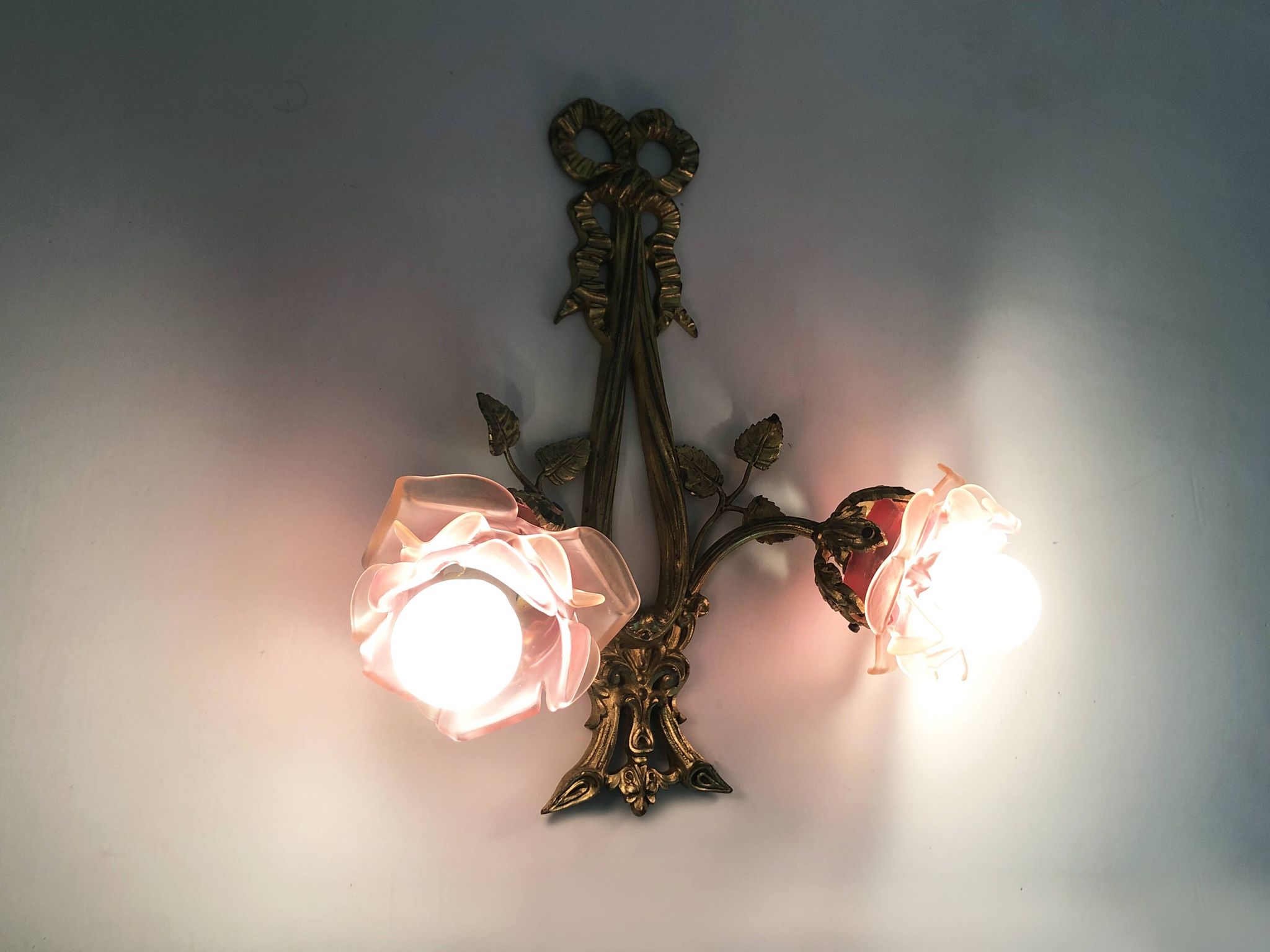 Pair of bronze wall sconces decorated with 2-armed knots with purple tulips Signed DP. 1940s