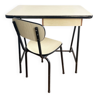 Bureau + chaise d'enfant en formica