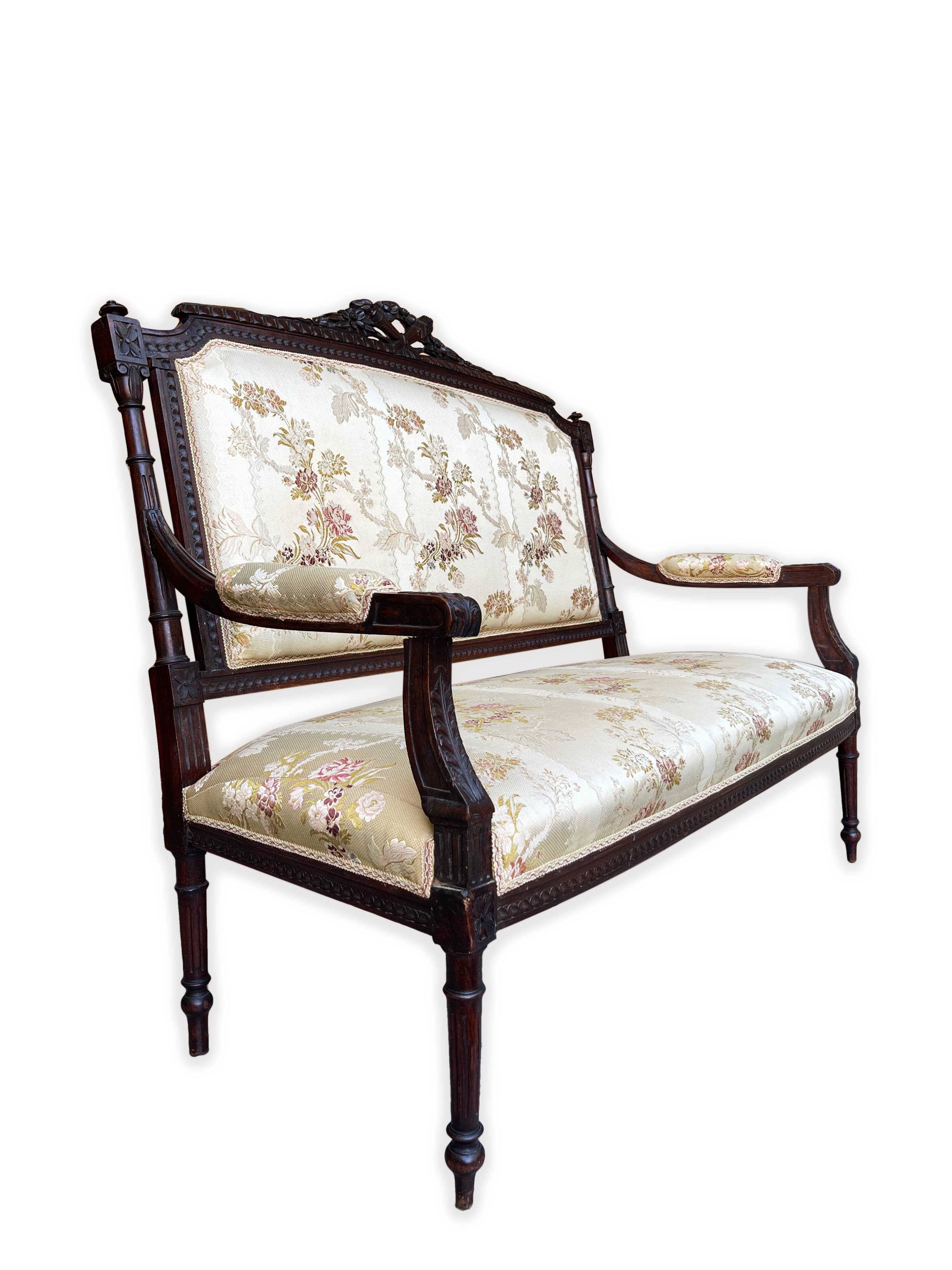 Canapé sculpté et tissu de style Louis XVI, 1900