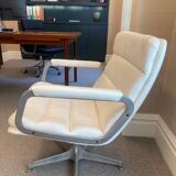 Fauteuil vintage en cuir blanc et acier d’Artifort. Design néerlandais