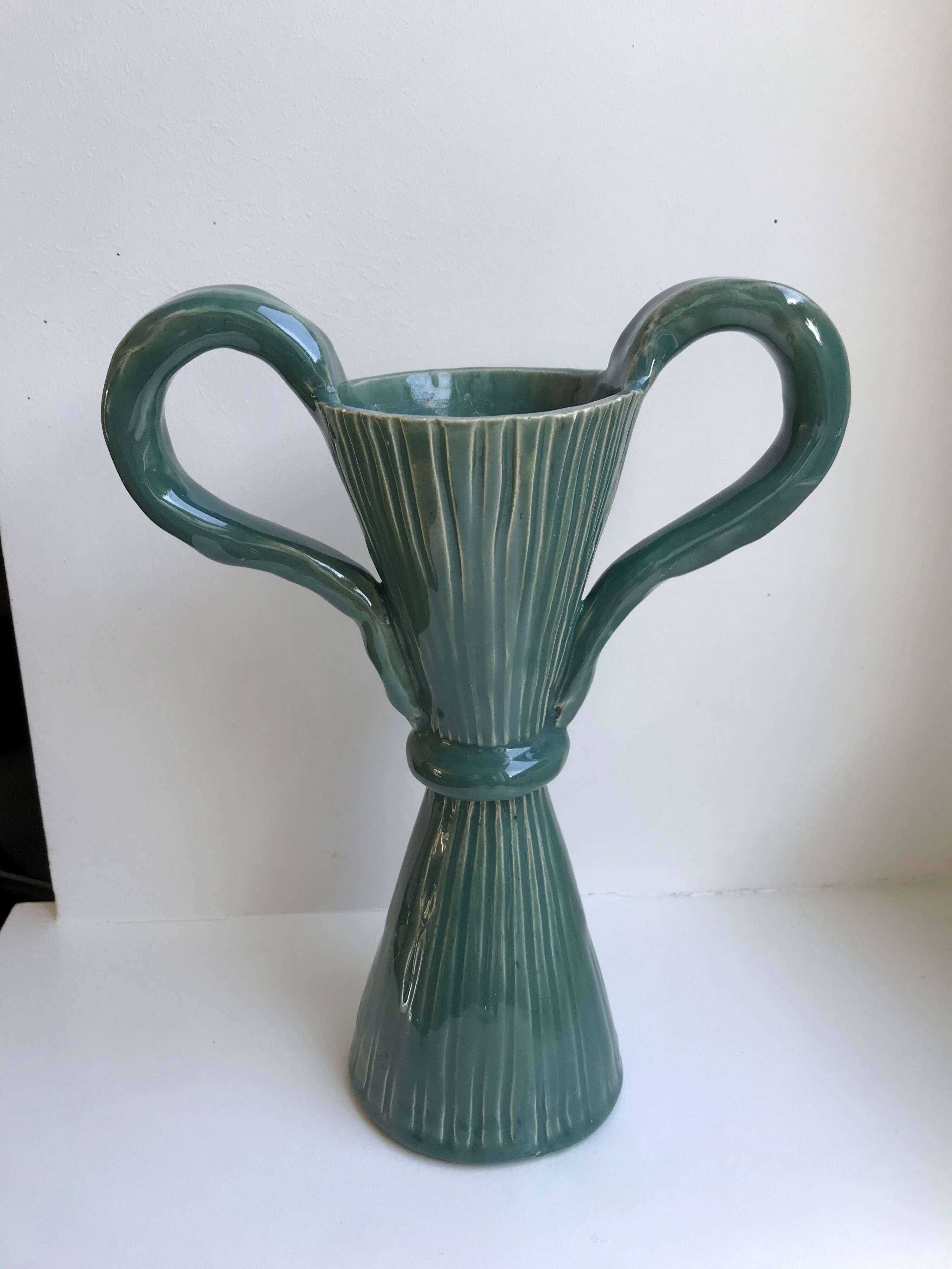 Vase avec anse en céramique poterie signé bleu céladon années 70