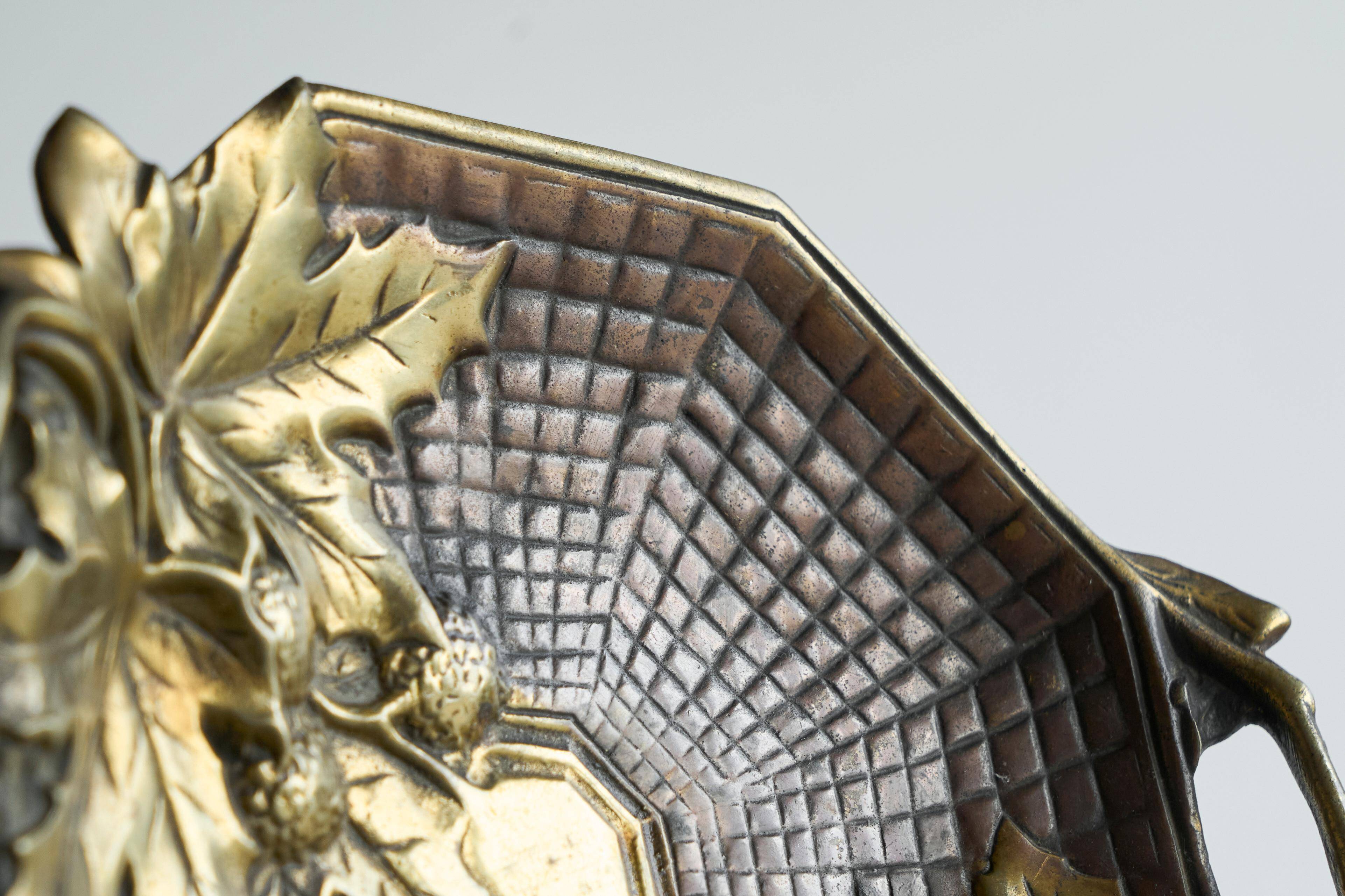 Art Deco leaf-shaped catchall in solid brass from the 1930s.