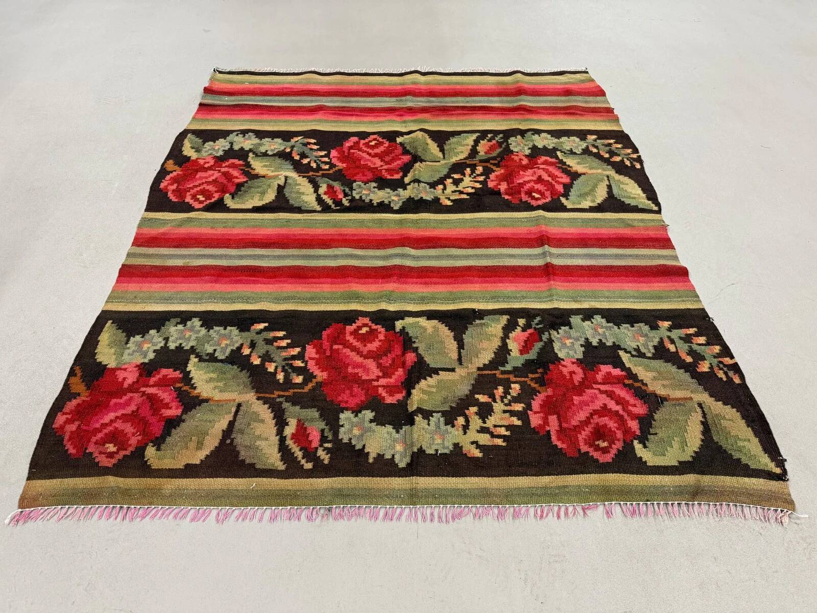 Moldovan square kilim rug 146x130 cm vintage kelim wool rug medium 2520