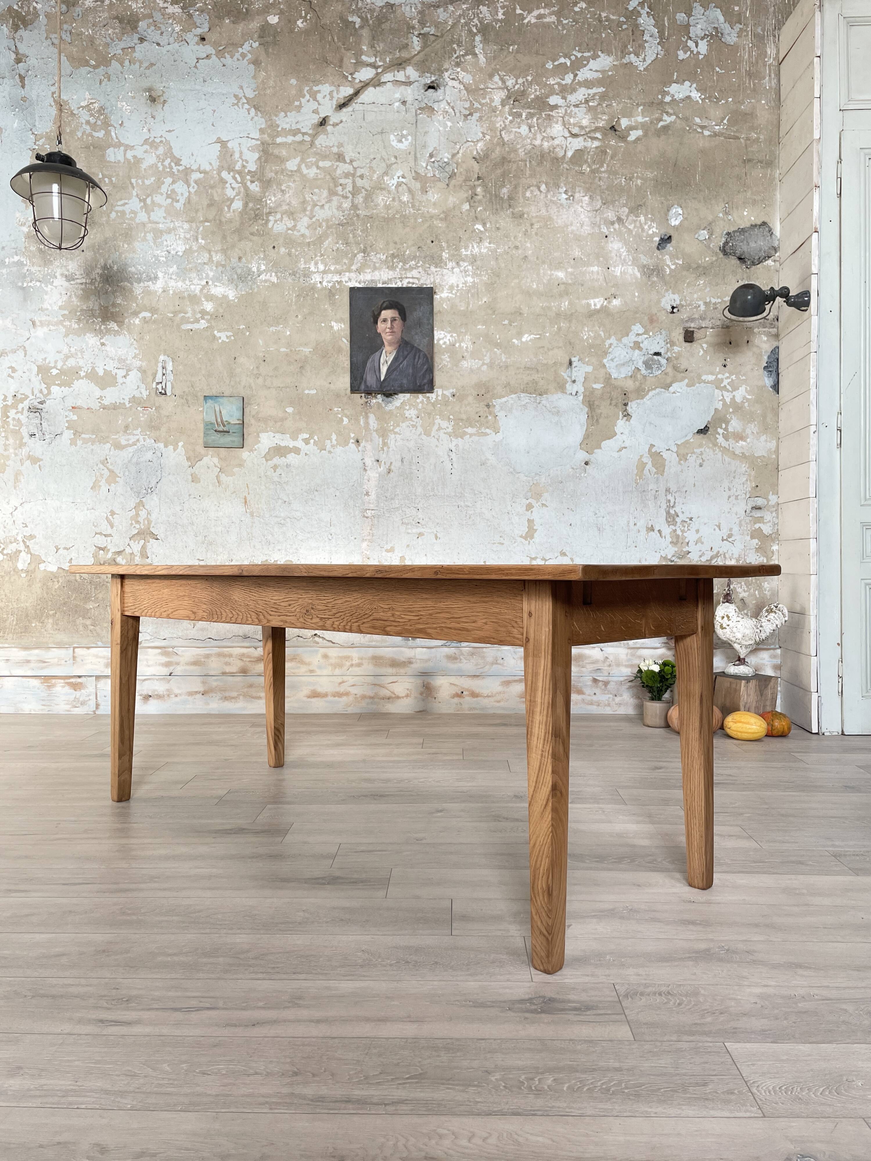 Vintage farmhouse table in solid oak.