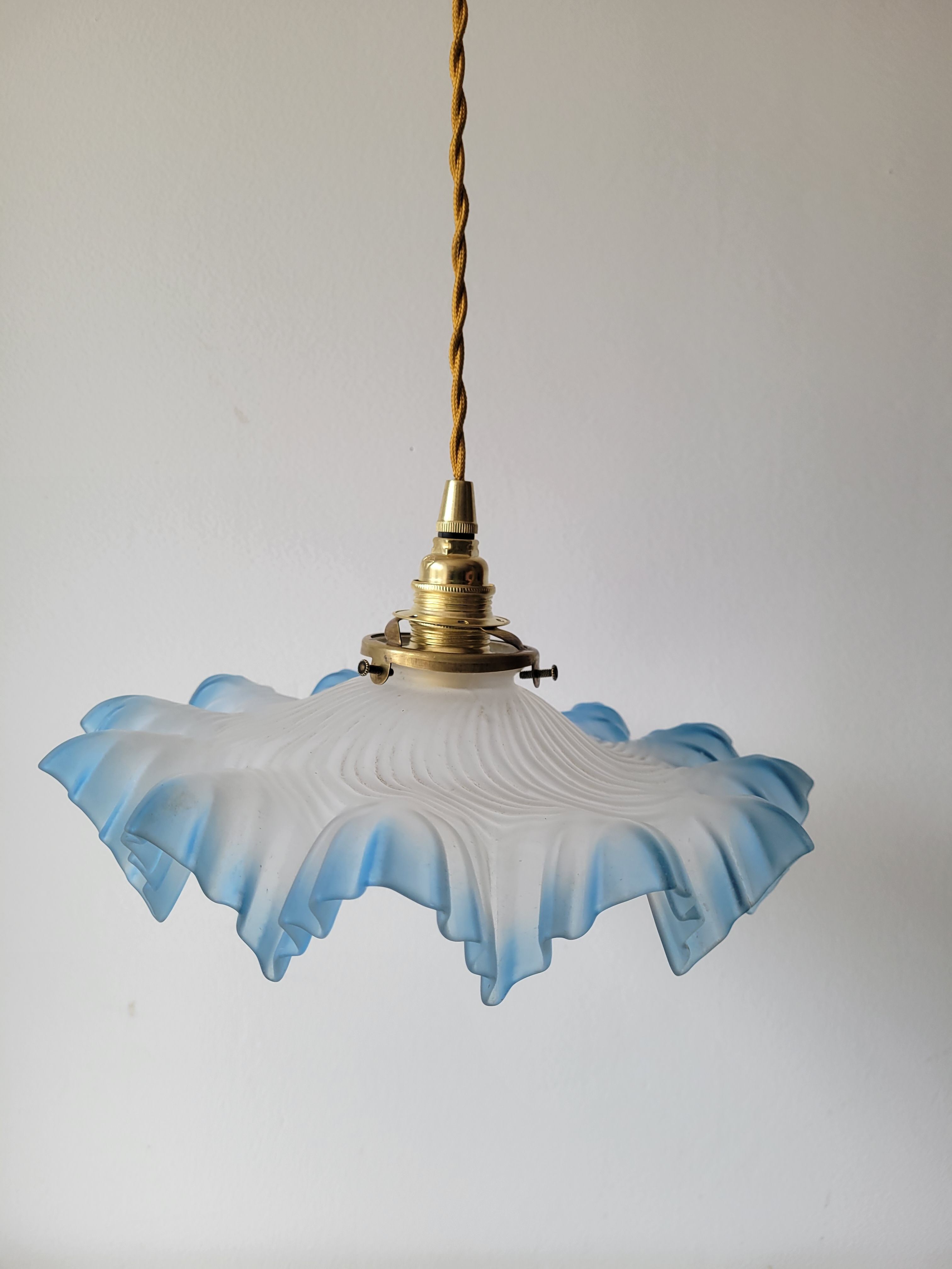 Suspension in opaline