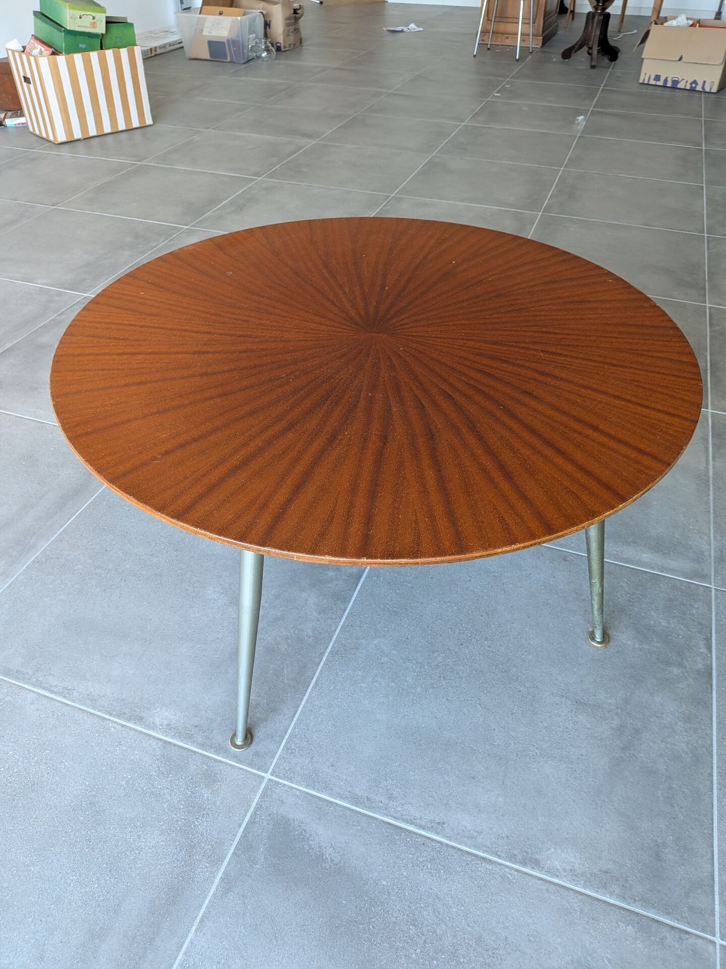 Vintage round coffee table in sun veneer – W. Germany, an