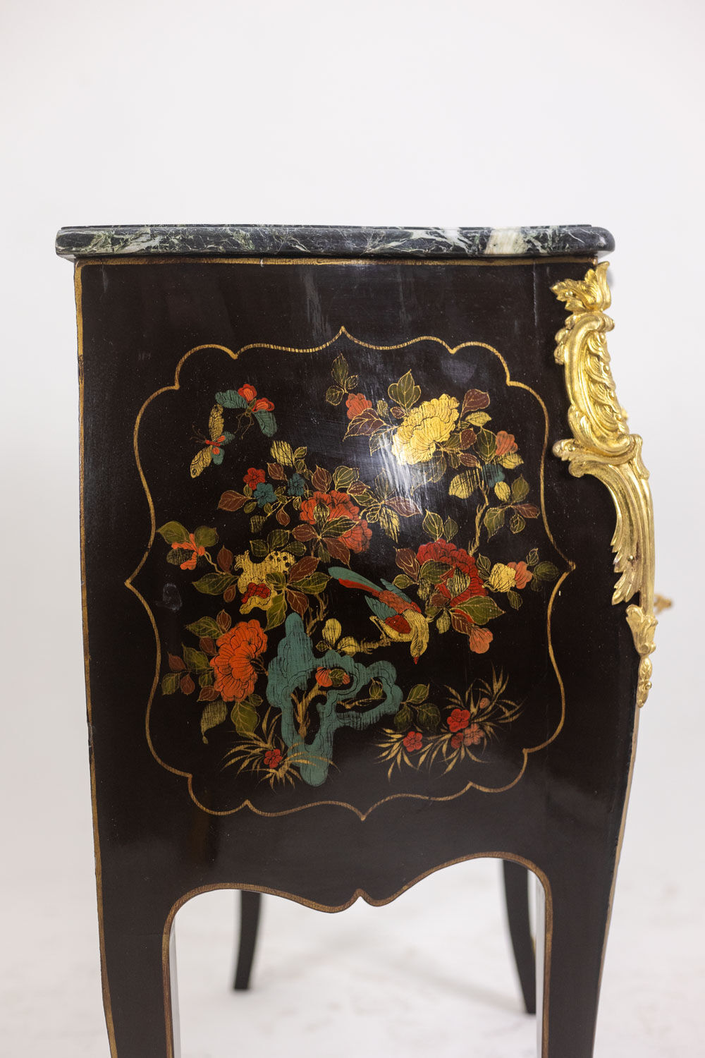 Commode sauteuse de style Louis XV en laque. Années 1950.