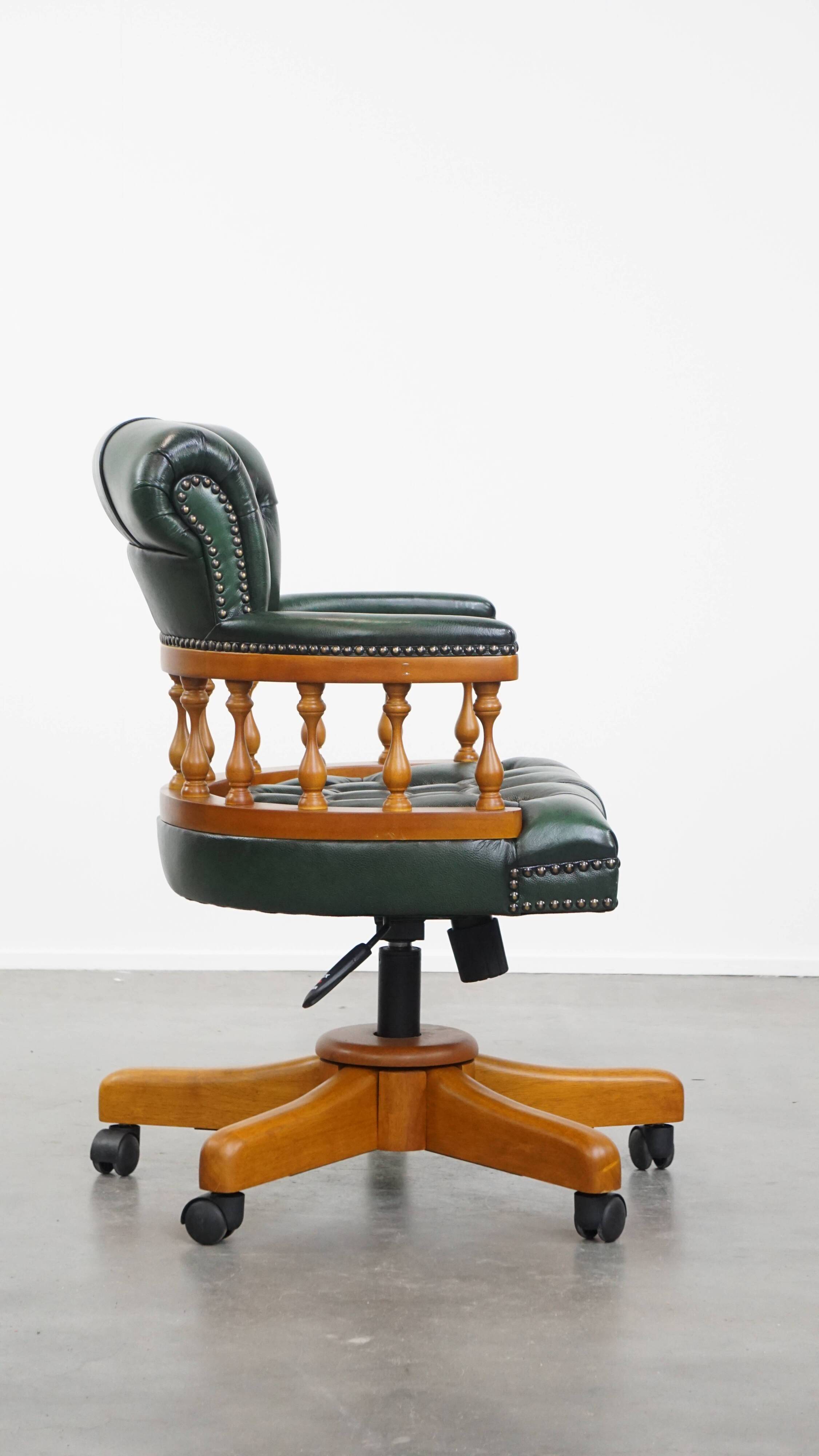 Chaise de bureau Chesterfield verte en cuir de vachette sur roulettes