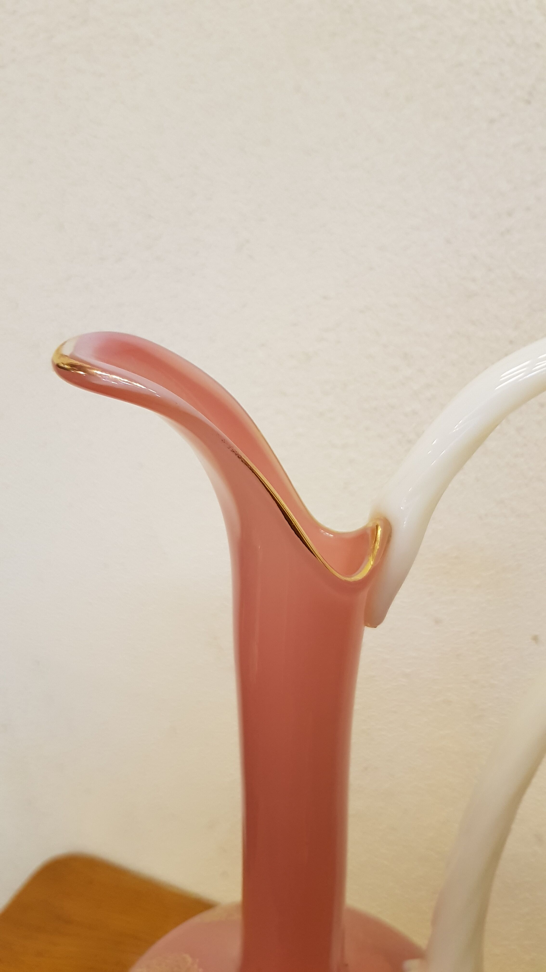 Aiguiere white and pink blown glass