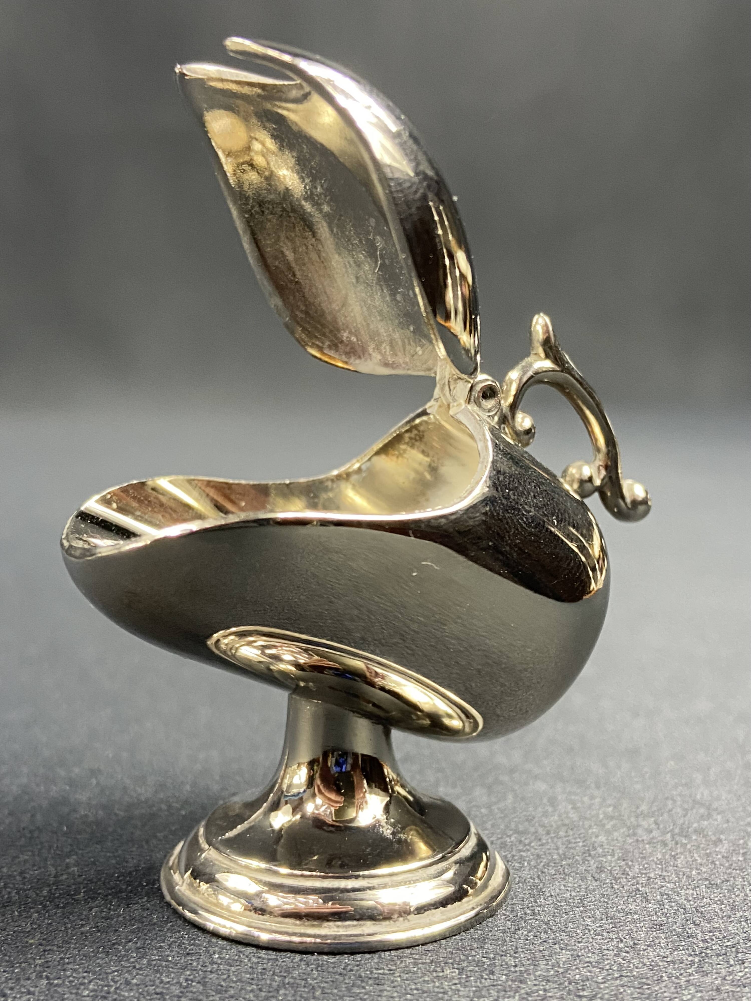 Individual ashtray with metal clasp