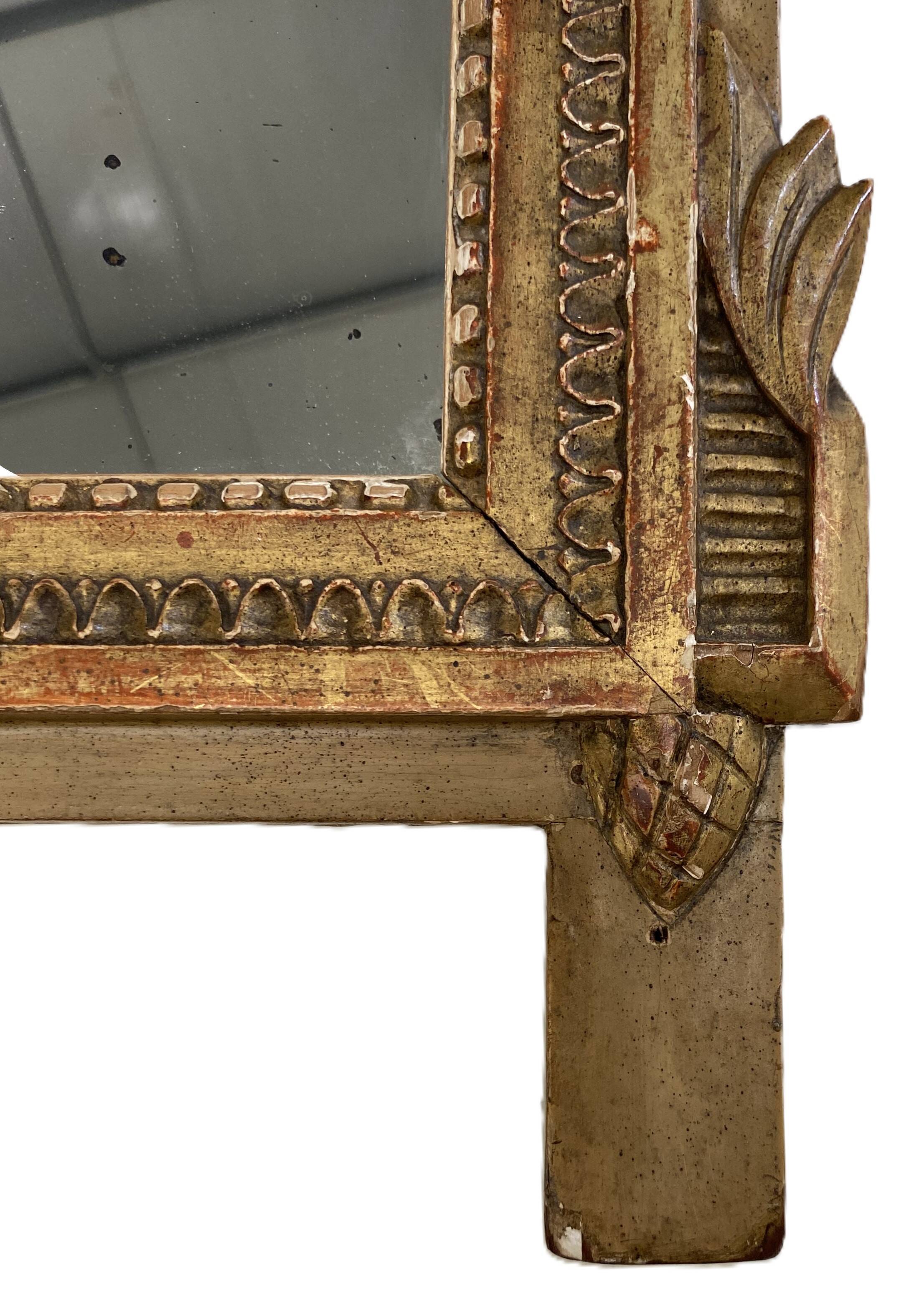 Petit miroir de dame Louis XVI en bois sculpté et doré