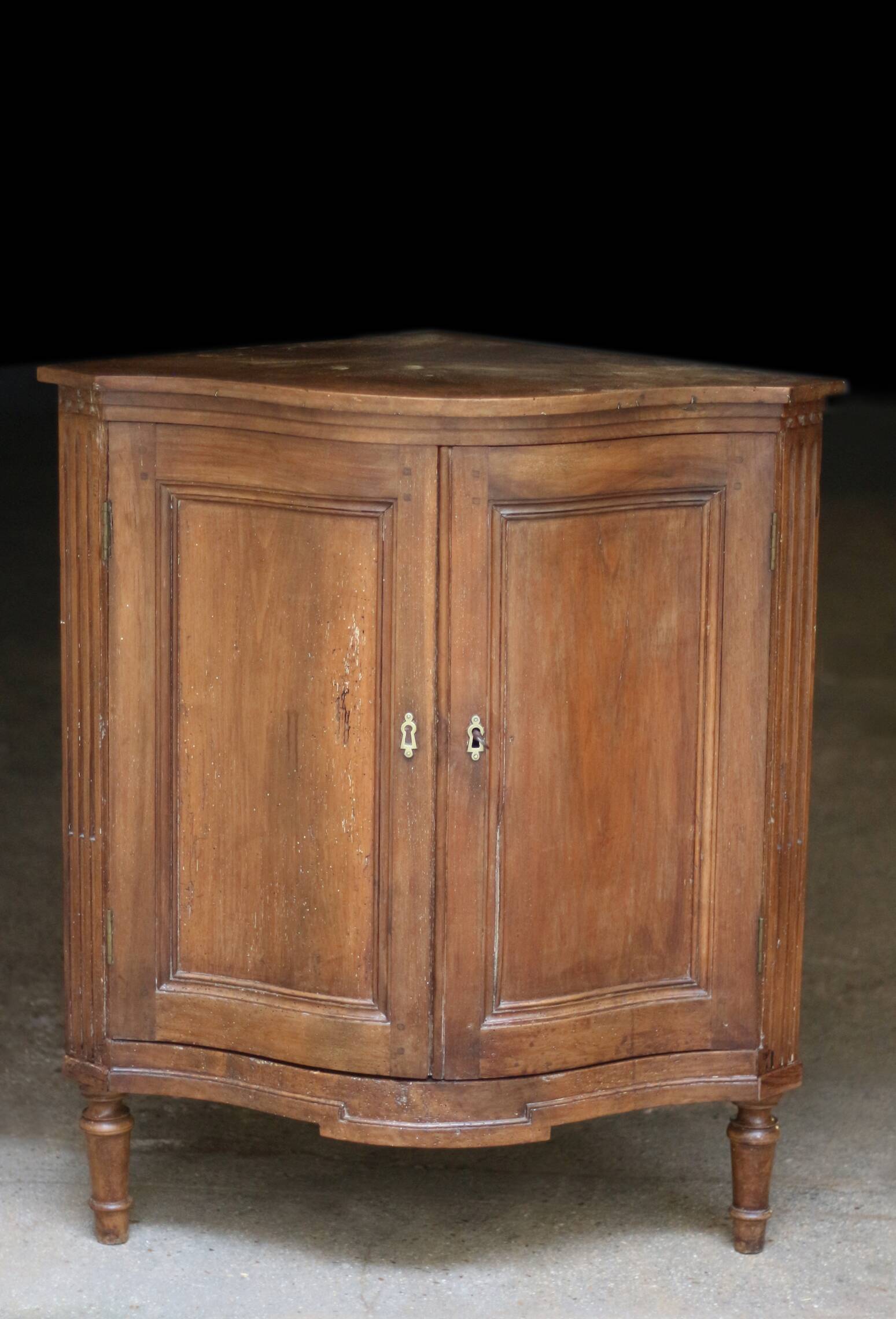 Solid walnut corner cabinet (19th century). Beautiful patina.