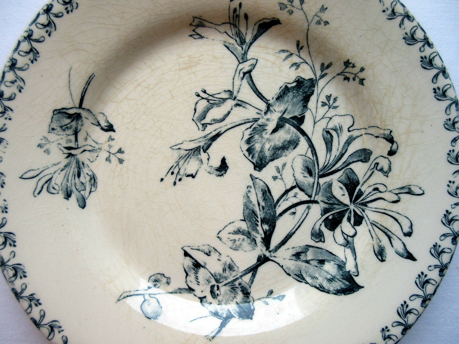 Assiette Art Nouveau Terre de Fer Gien, modèle en bleu, Le Chèvrefeuille