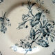 Assiette Art Nouveau Terre de Fer Gien, modèle en bleu, Le Chèvrefeuille